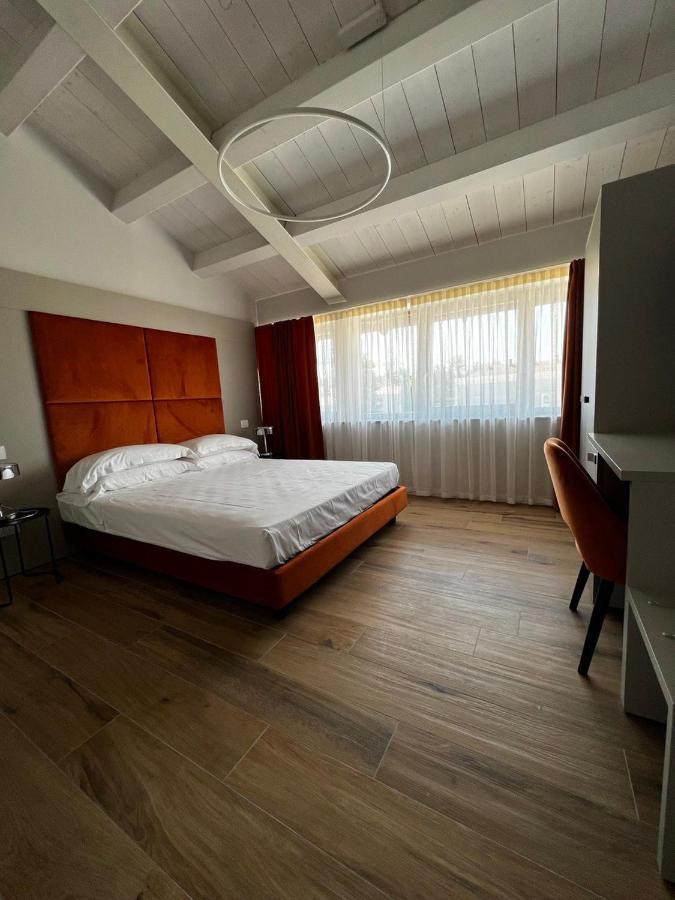 C House Rooms Lake Peschiera del Garda Buitenkant foto