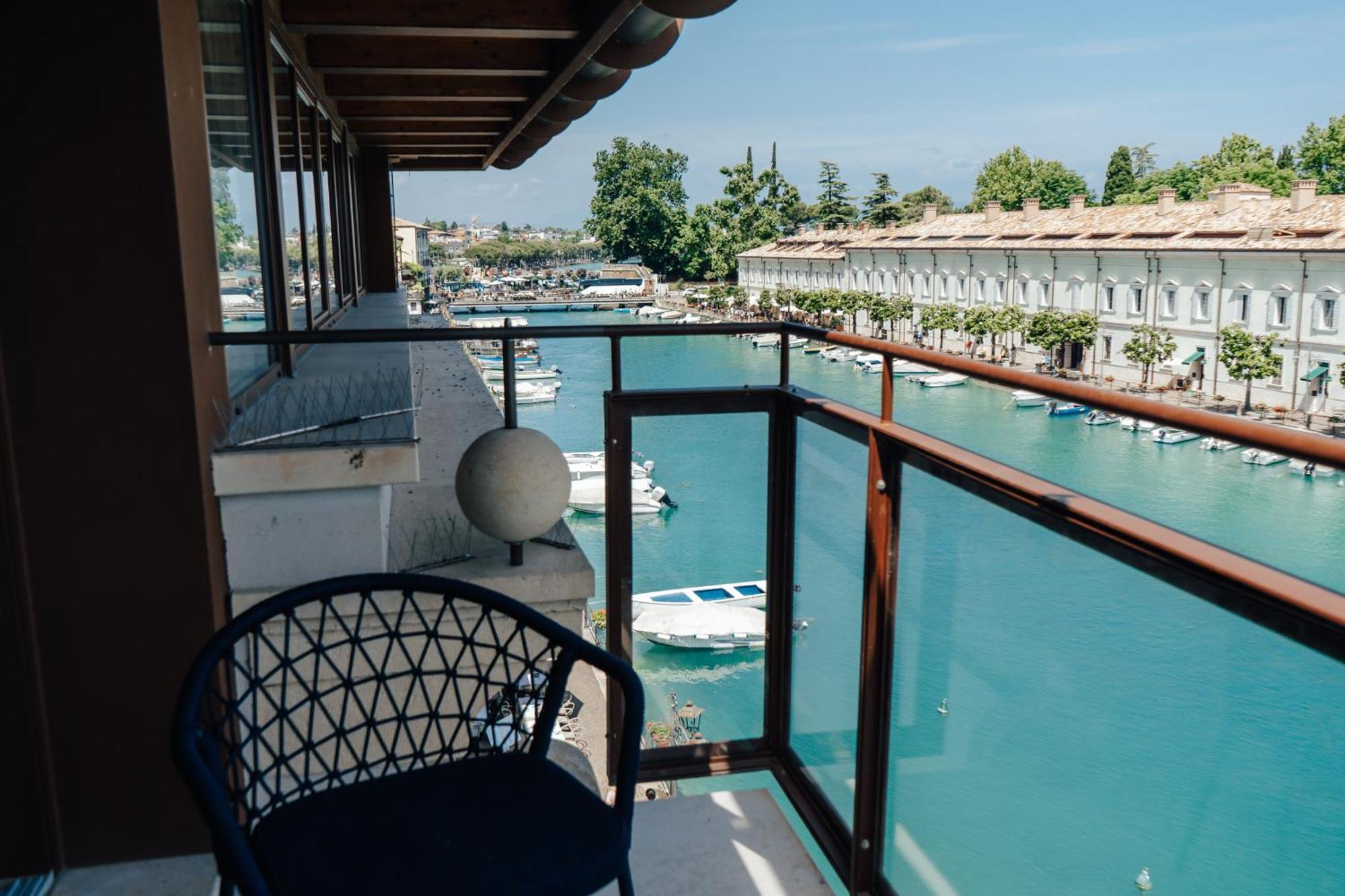 C House Rooms Lake Peschiera del Garda Buitenkant foto