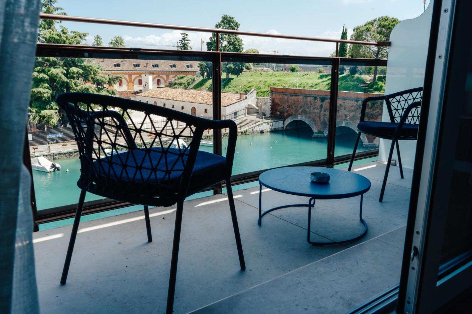 C House Rooms Lake Peschiera del Garda Buitenkant foto