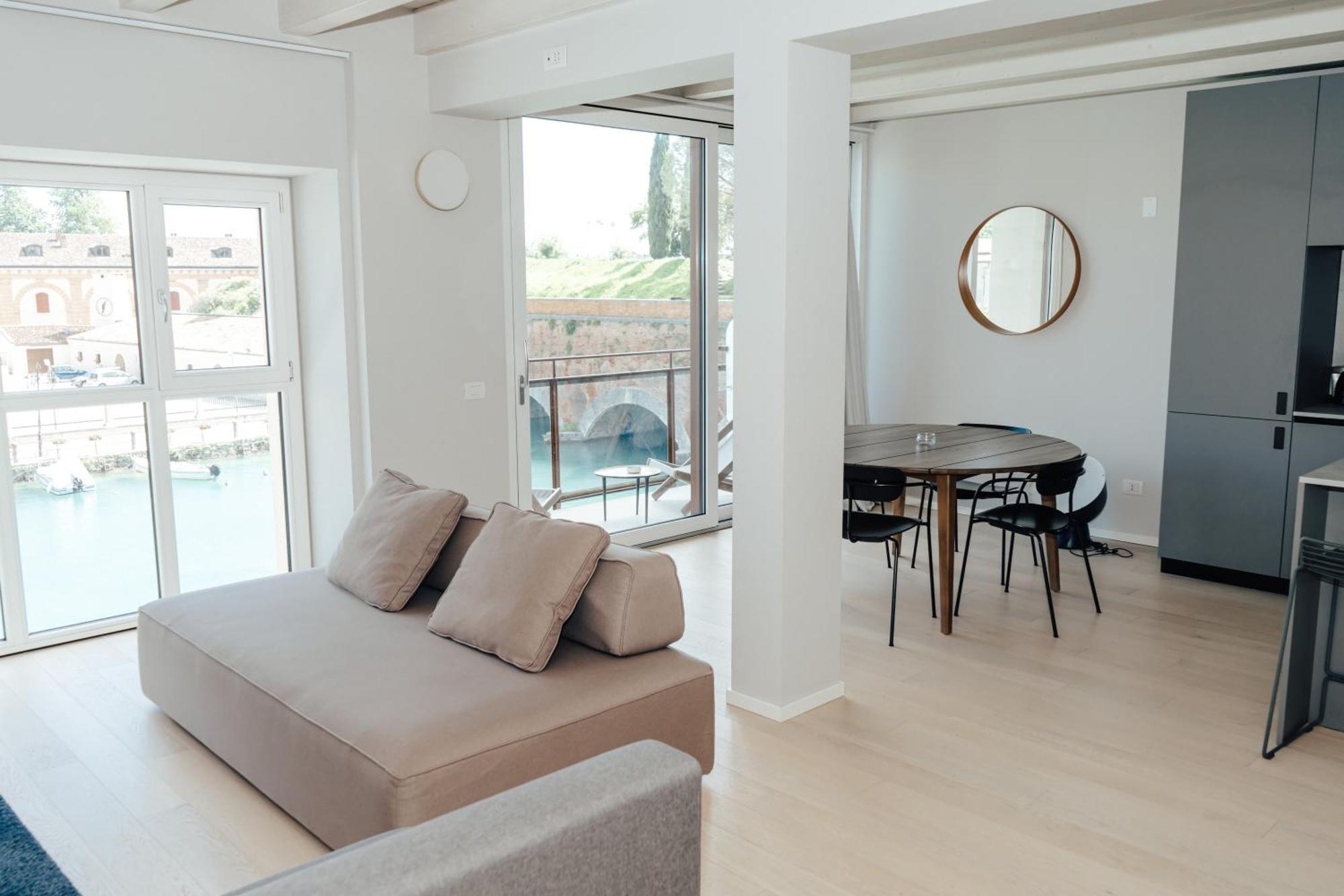C House Rooms Lake Peschiera del Garda Buitenkant foto