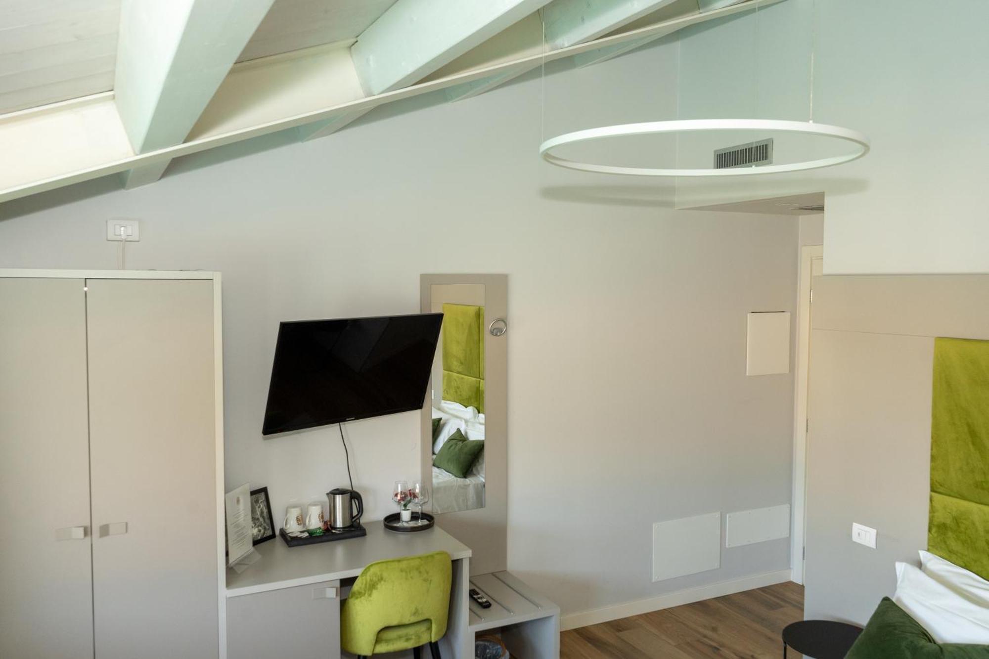 C House Rooms Lake Peschiera del Garda Buitenkant foto