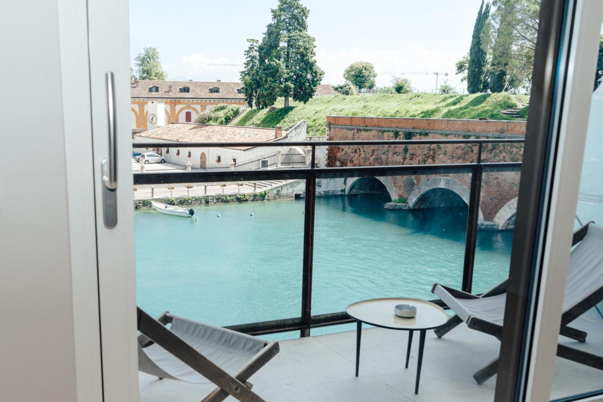 C House Rooms Lake Peschiera del Garda Buitenkant foto