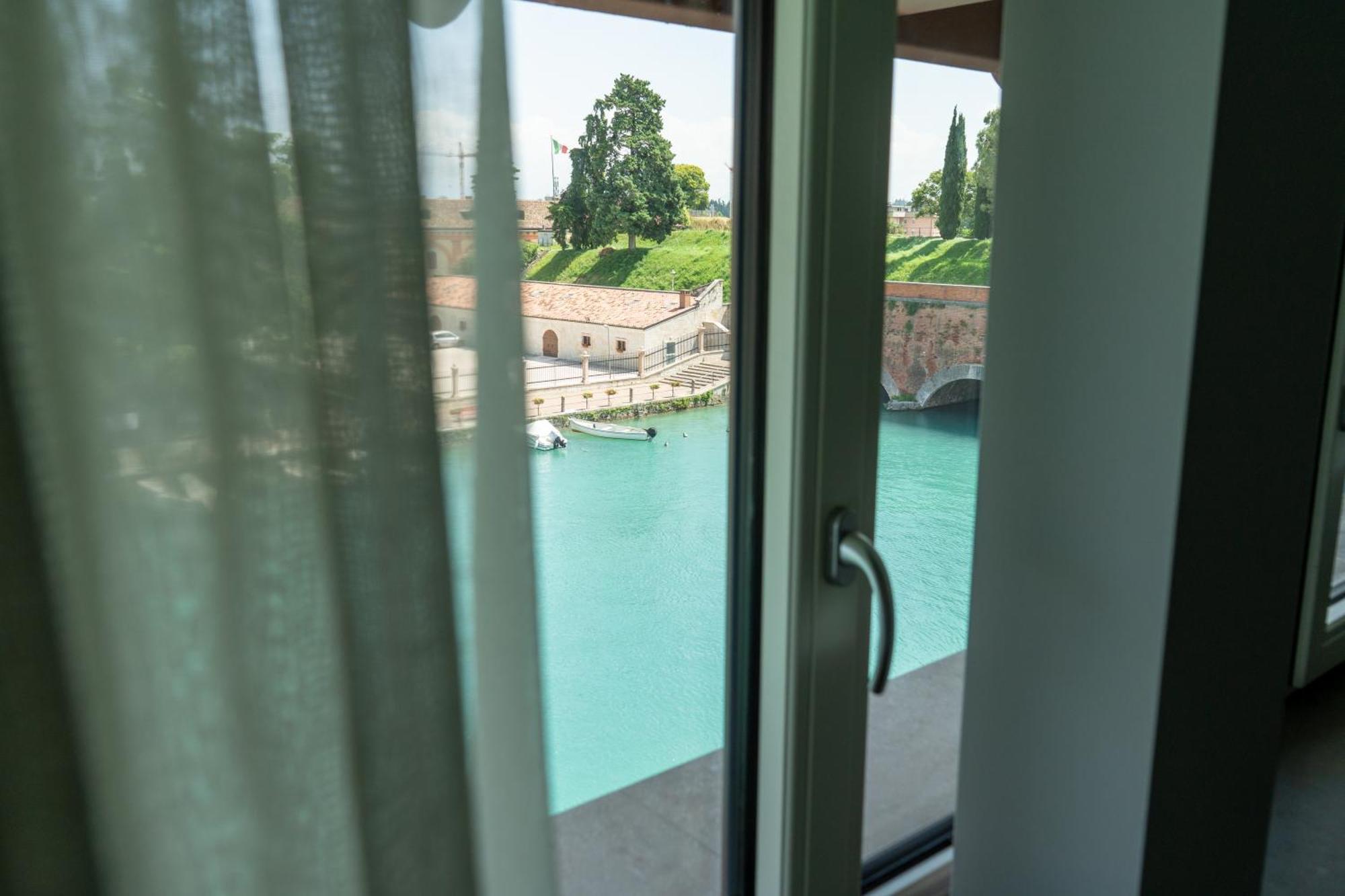 C House Rooms Lake Peschiera del Garda Buitenkant foto