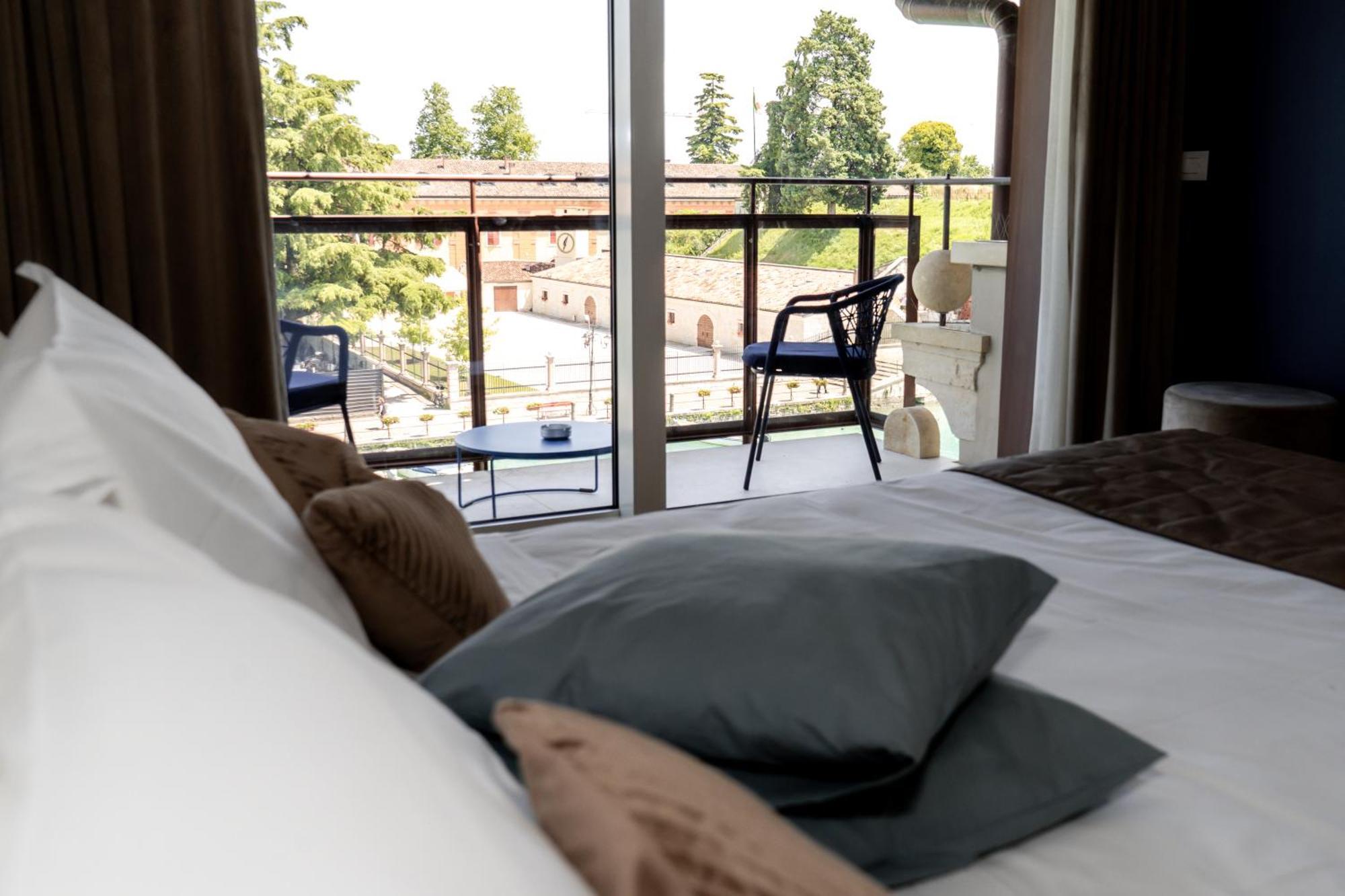 C House Rooms Lake Peschiera del Garda Buitenkant foto
