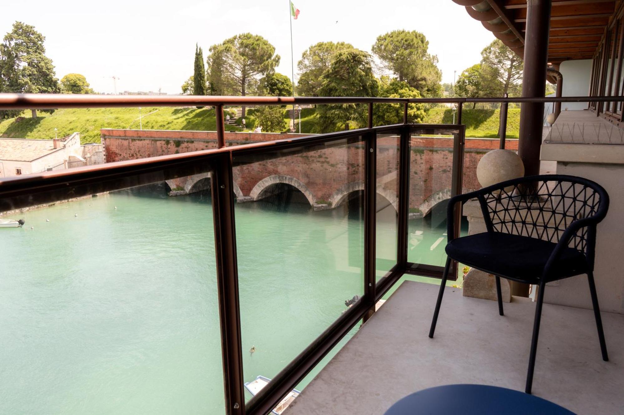 C House Rooms Lake Peschiera del Garda Buitenkant foto