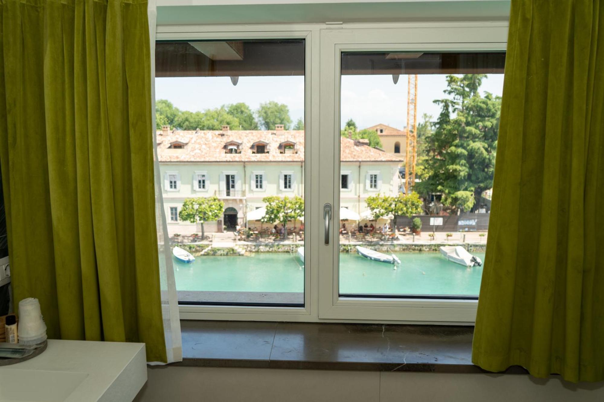 C House Rooms Lake Peschiera del Garda Buitenkant foto