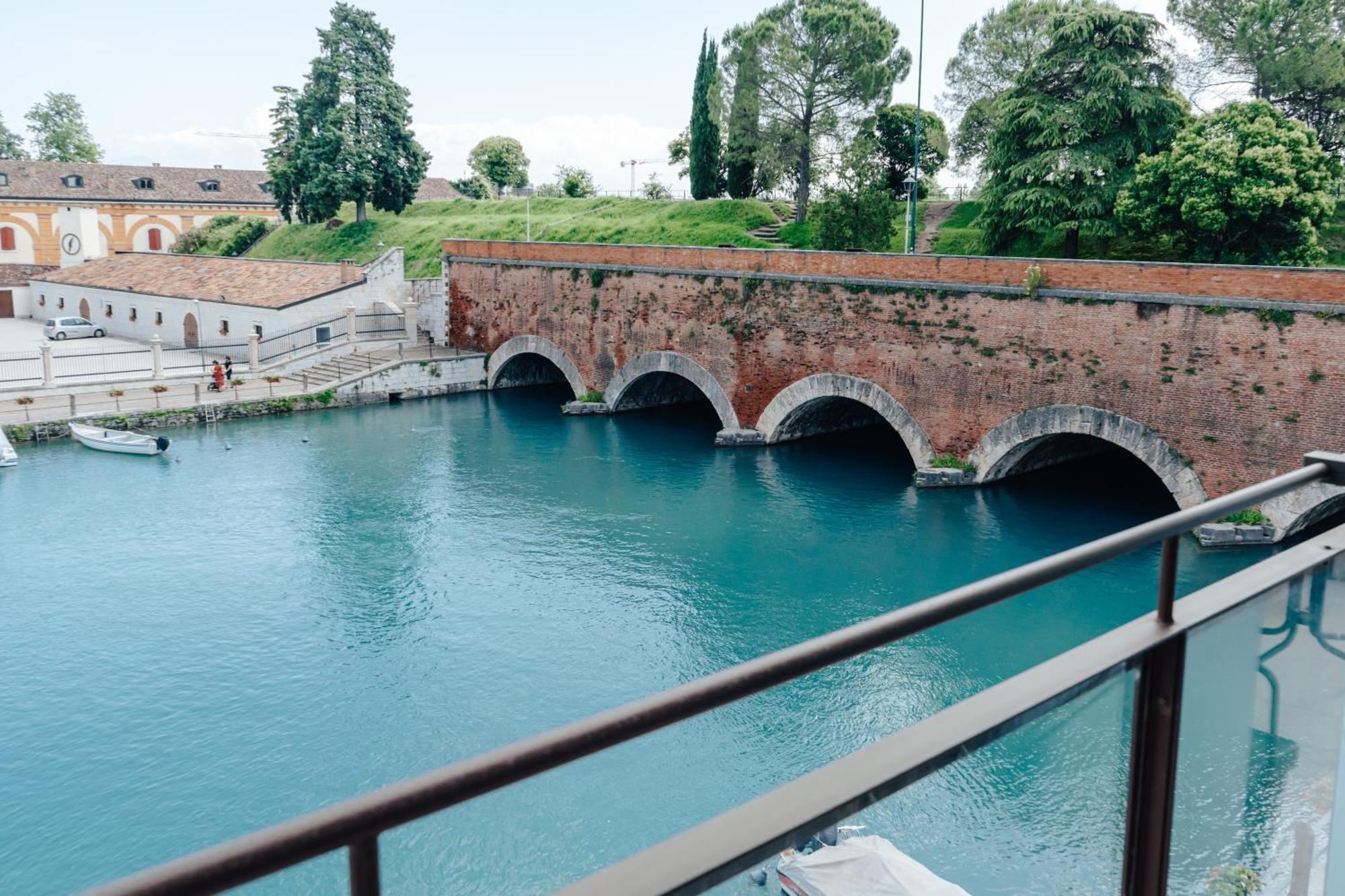 C House Rooms Lake Peschiera del Garda Buitenkant foto